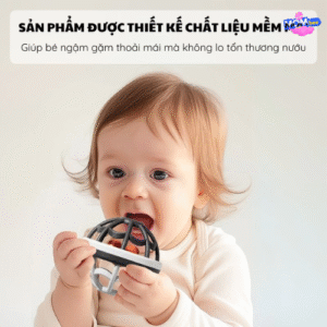 Bé gái chơi cùng đồ chơi búp bê an toàn của Mombee.