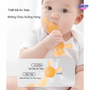 Em bé đang chơi với đồ chơi cho bé 1 tuổi an toàn và thông minh