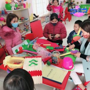 Ảnh không gian workshop với bé và phụ huynh đang làm đồ chơi.